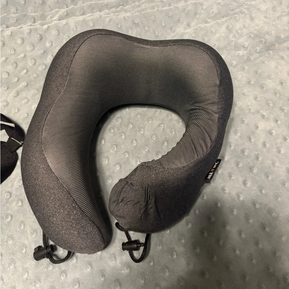 NWT MLVOC memory foam travel pillow, carrying case and eye cover - Picture 8 of 8
